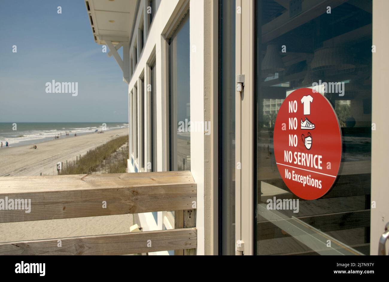 Das 2. Avenue Pier Restaurant in Myrtle Beach, South Carolina, USA veranschaulicht die Regeln nach den Covid-19-Regeln. Stockfoto