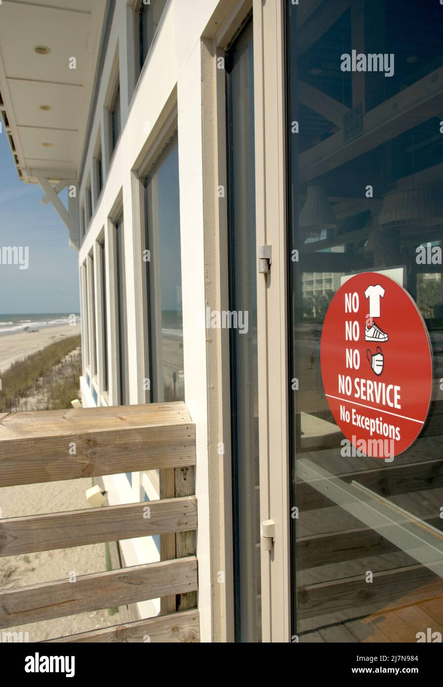 Das 2. Avenue Pier Restaurant in Myrtle Beach, South Carolina, USA veranschaulicht die Regeln nach den Covid-19-Regeln. Stockfoto