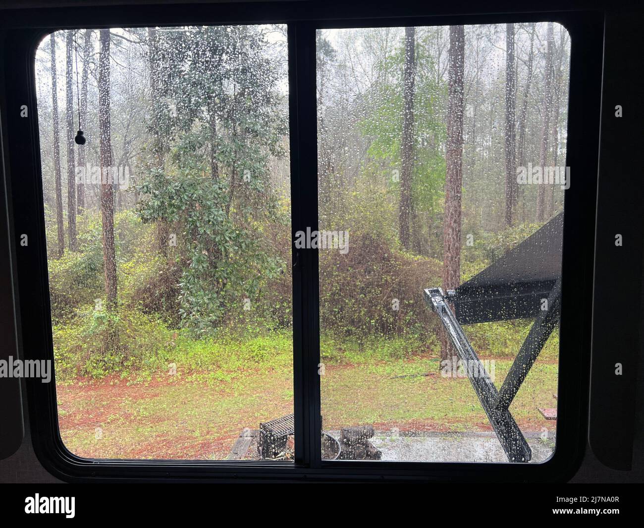Blick auf den regnerischen Tag während des Campens in einem Sattelauflieger-Wohnwagen im Jack Hill State Park in Reidsville, Georgia, USA. Stockfoto