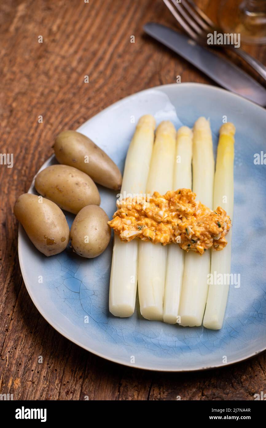 Weißer Spargel auf einem blauen Teller Stockfoto