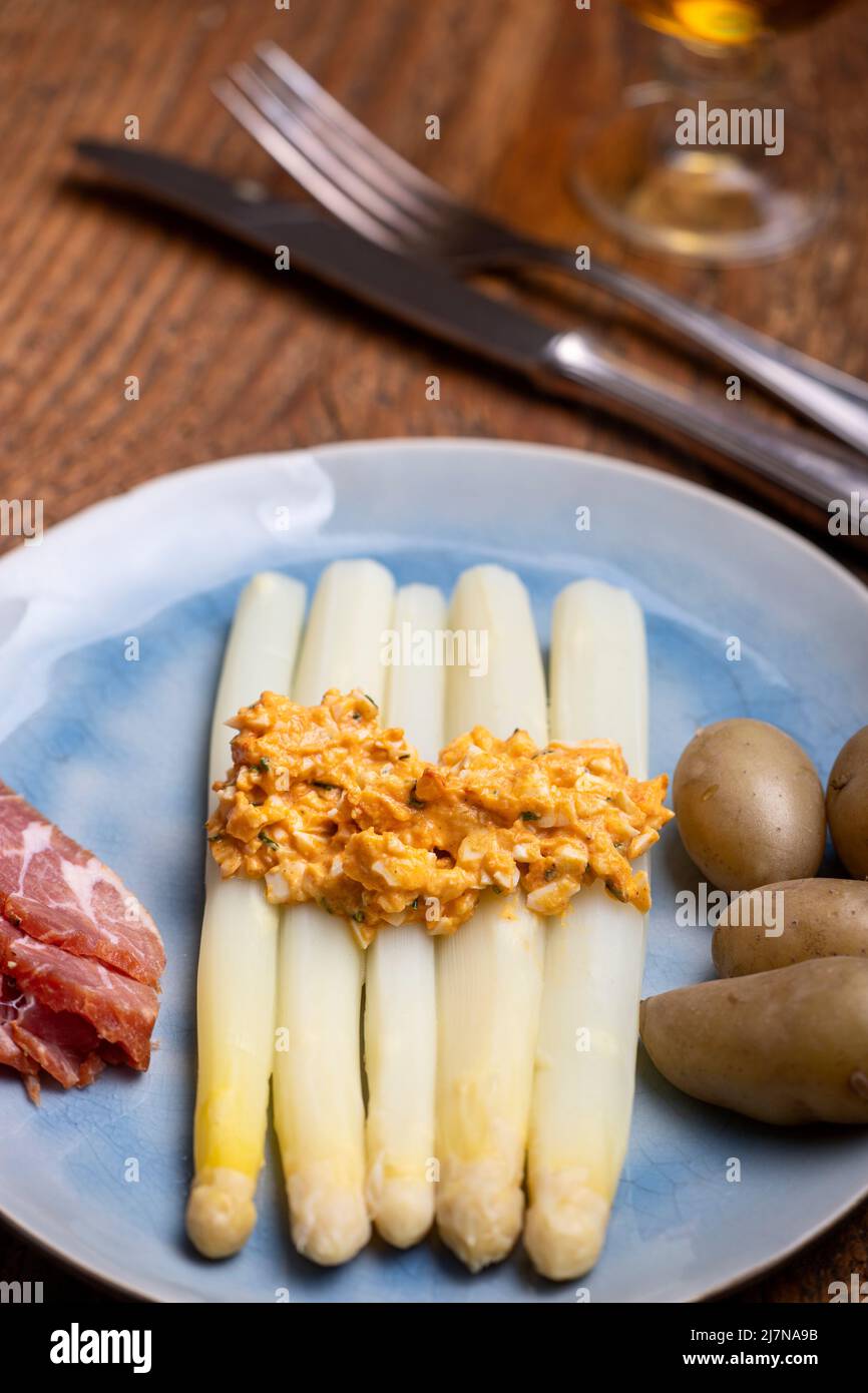 Weißer Spargel auf einem blauen Teller Stockfoto