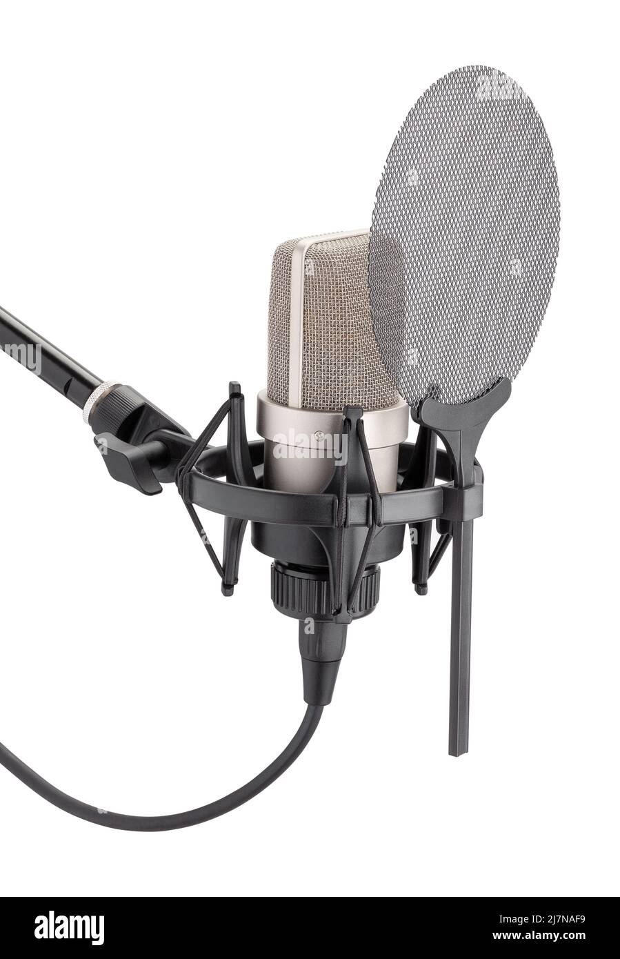 Mikrofon auf Stoßdämpferhalterung mit POP-Filterpfad, isoliert auf Weiß Stockfoto