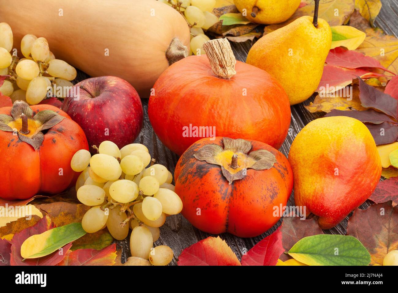 Herbst Blätter Früchte Gemüse auf Holz Hintergrund Stockfoto