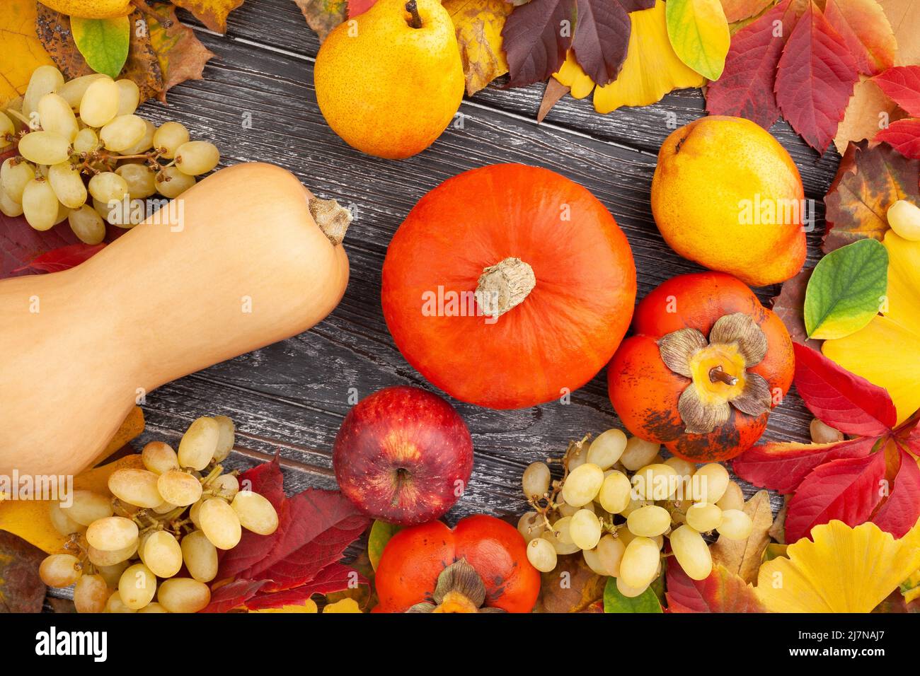 Herbst Blätter Früchte Gemüse auf Holz Hintergrund Draufsicht Stockfoto