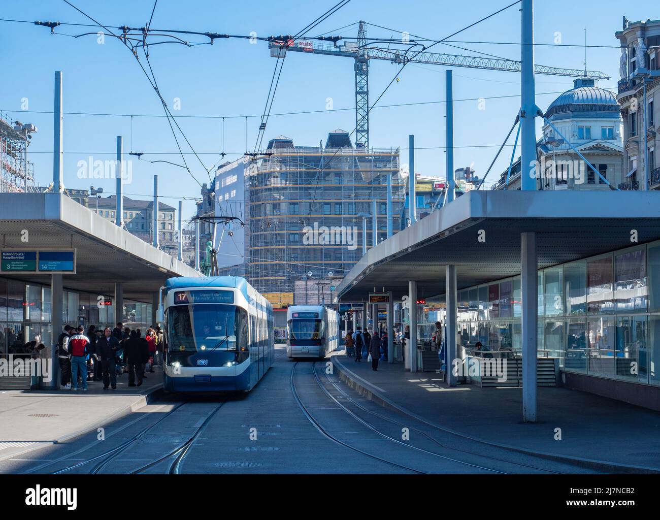 Zürich, Schweiz - Mai 3. 2022: Straßenbahnhaltestelle Bahnhofplatz am Hauptbahnhof Stockfoto