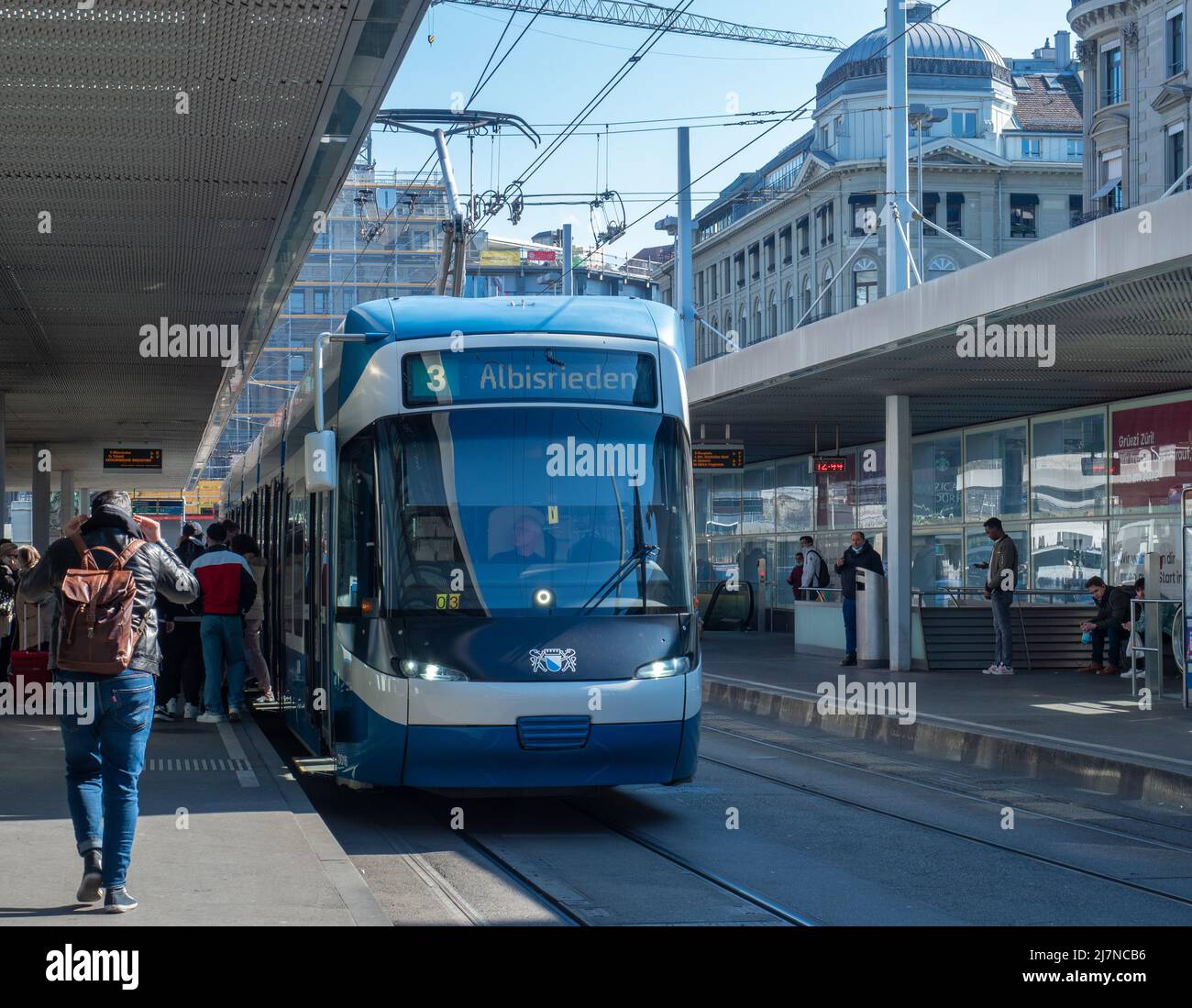 Zürich, Schweiz - Mai 3. 2022: Straßenbahnhaltestelle Bahnhofplatz am Hauptbahnhof Stockfoto