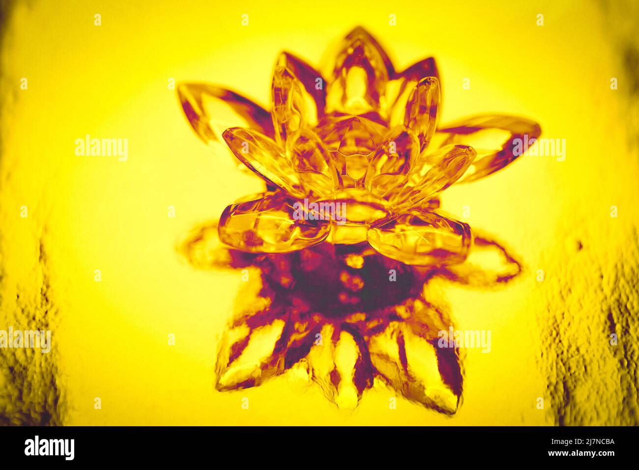 Kristalllotus auf glänzend gelbem Hintergrund mit Lichtreflexion. Symbol für das Manipulura-Chakra. Stockfoto