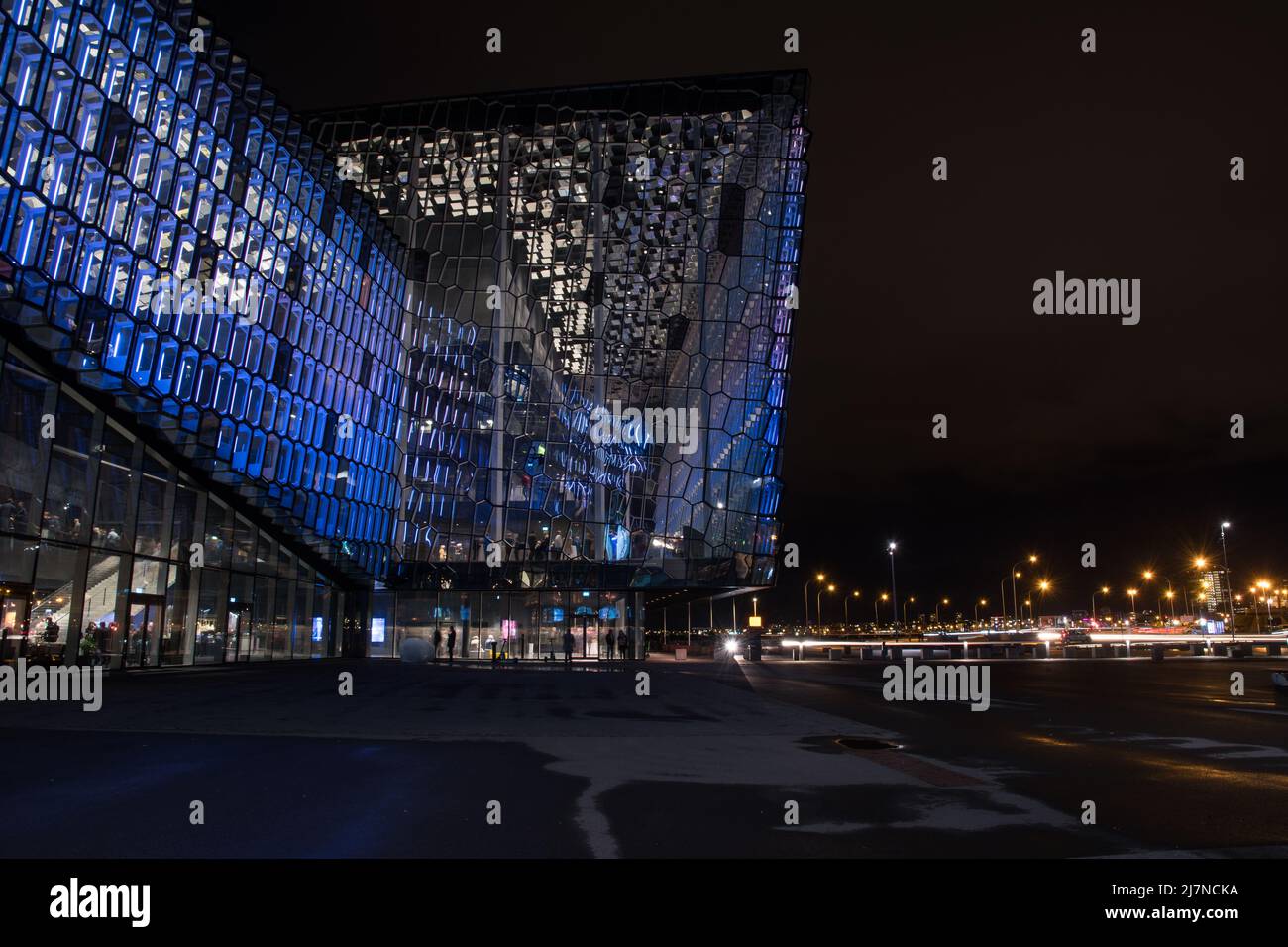 Reykjavik, Island - Oktober 23. 2021: Konzert hal Harpa am Abend mit blauem Licht Stockfoto