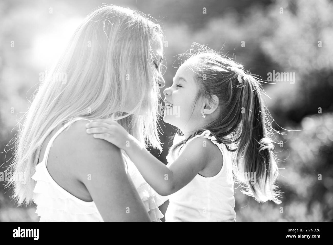 Kinder lieben es. Lifestyle-Portrait Mutter und Tochter in fröhlicher Stimmung auf der Außenseite. Glückliche liebevolle Familie - Mutter und Tochter. Stockfoto