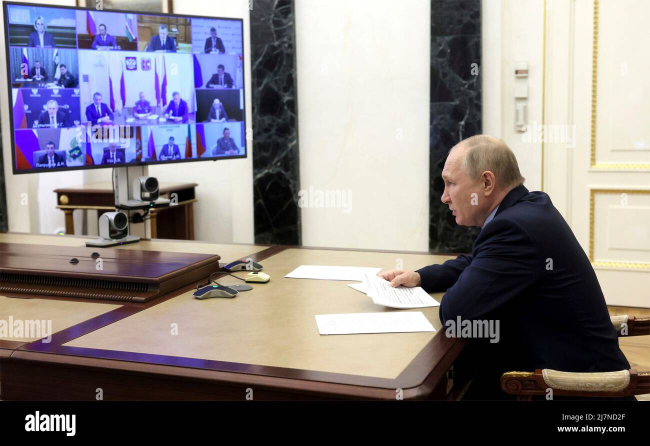 Moskau, Russland. 10.. Mai 2022. Der russische Präsident Wladimir Putin leitet vom Kreml am 10. Mai 2022 in Moskau, Russland, eine Videokonferenz über Feuerbekämpfungsbemühungen in verschiedenen Regionen Russlands. Aufgrund der Dürre und des Mangels an militärischen Feuerwehrleuten aufgrund des Konflikts in der Ukraine haben sich Waldbrände in ganz Russland ausgebreitet. Quelle: Mikhail Metzel/Kremlin Pool/Alamy Live News Stockfoto