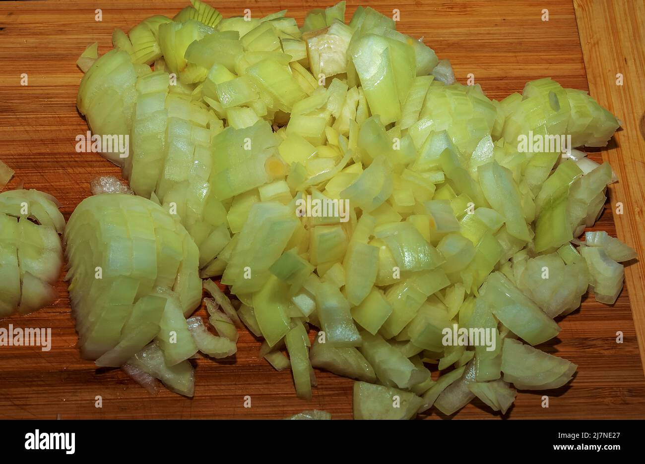 Frisch gehackte Zwiebel auf einem Holzschneidebrett. Stockfoto