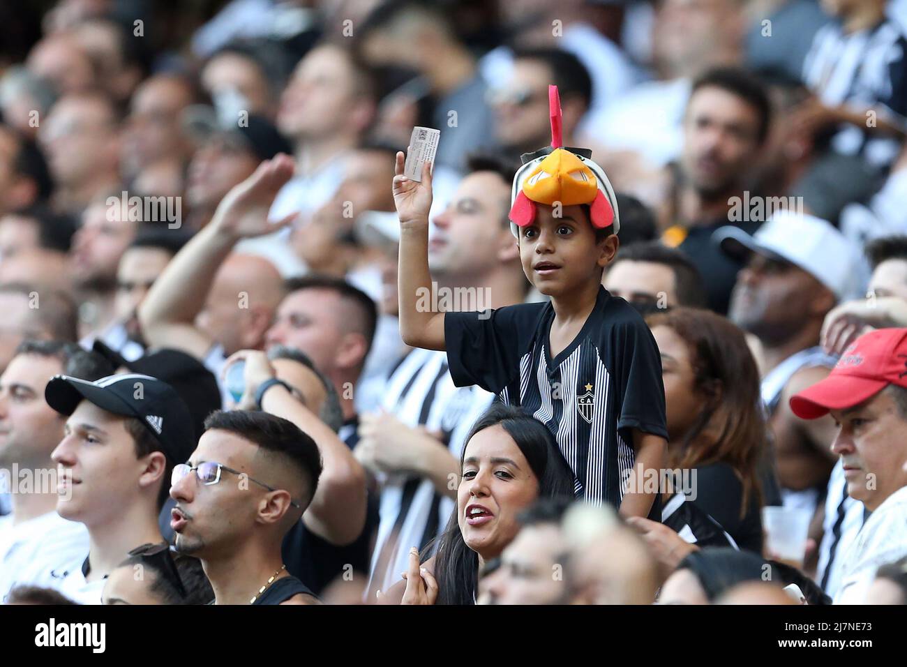 7.. Mai 2022; Arena Independencia, Belo Horizonte, Minas Gerais, Brasilien; Brasilianische Serie A, Atletico Mineiro gegen Amerika Mineiro; Supporter von Atletico Mineiro in schickes Hut Stockfoto