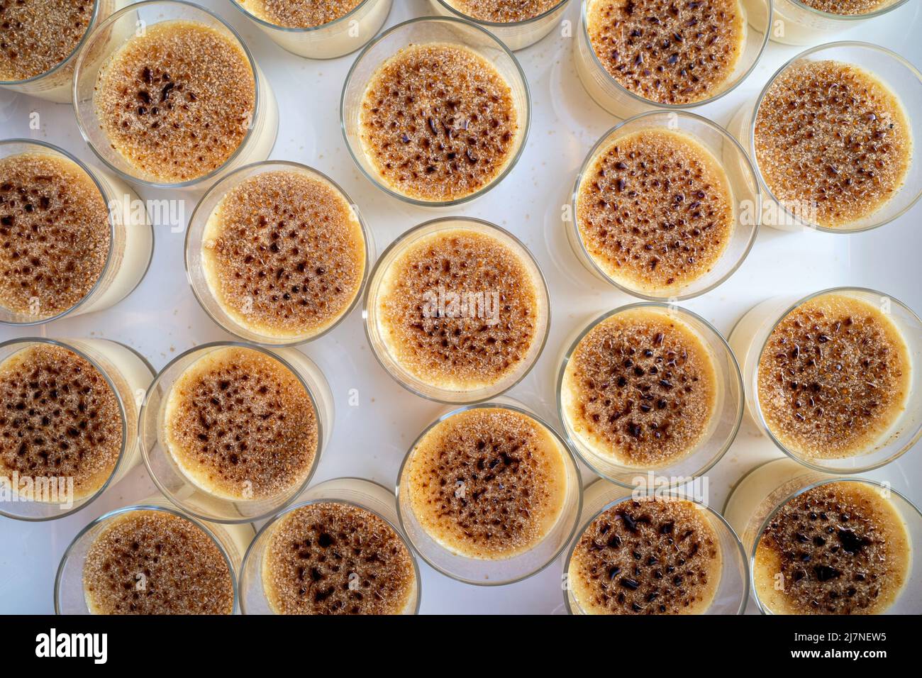 creme Brulee in Glas-Ramekins auf Partytisch Stockfoto