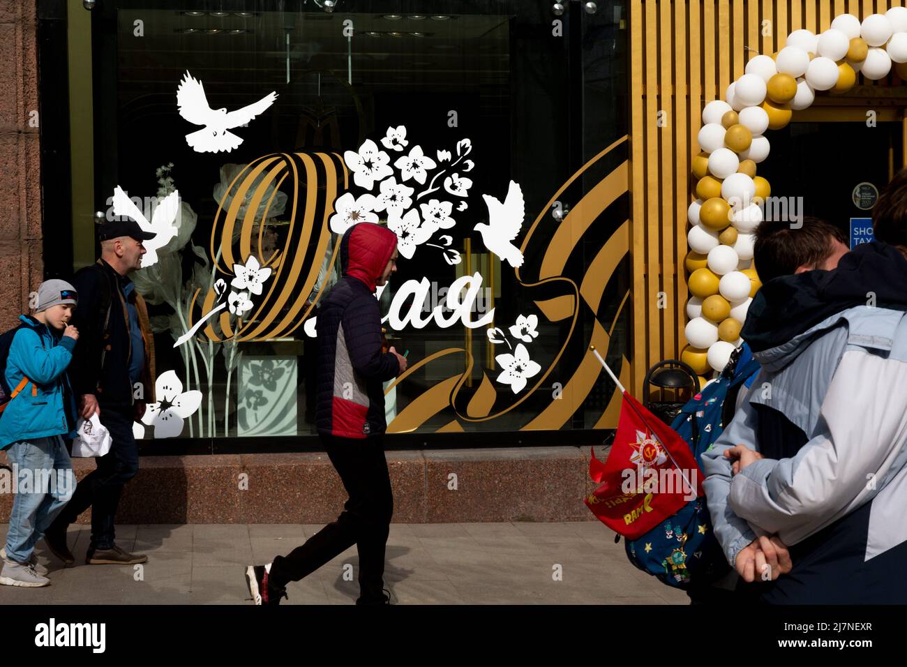 Moskau, Russland. 10.. Mai 2022. Das Schaufenster in der Twerskaja-Straße ist feierlich für die Feier des Siegestages am 9. Mai in Moskau, Russland, geschmückt Stockfoto