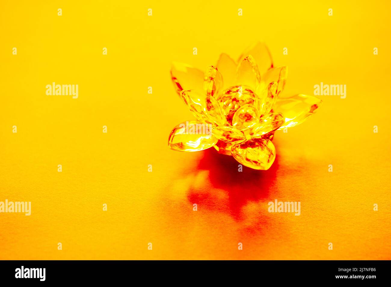 Kristalllotus auf gelbem Tisch. Symbol für das Manipulura-Chakra. Stockfoto