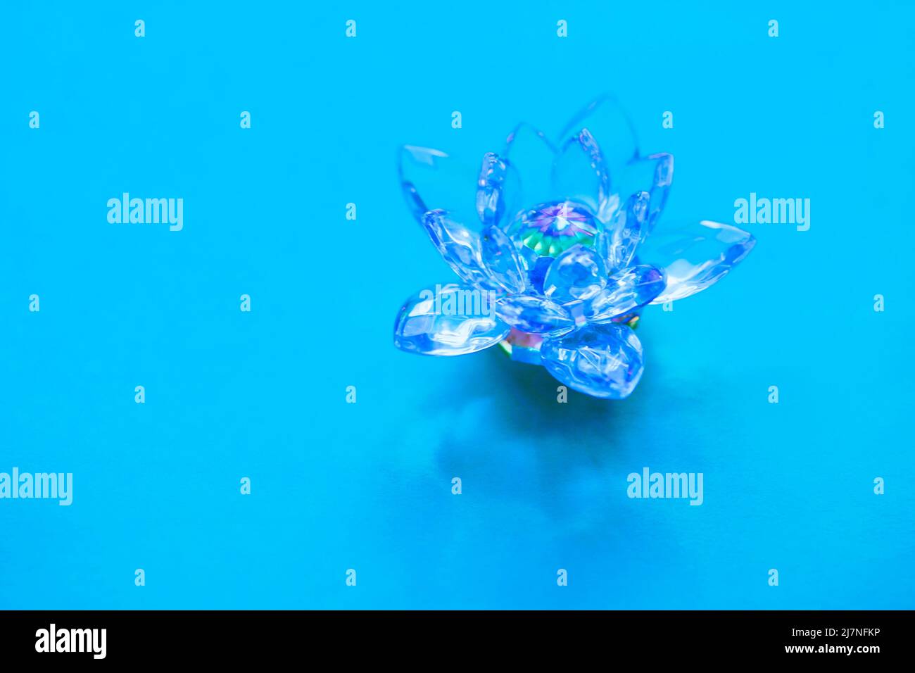 Kristalllotus auf blauem Tisch. Vishuddha-Chakra-Symbol. Stockfoto