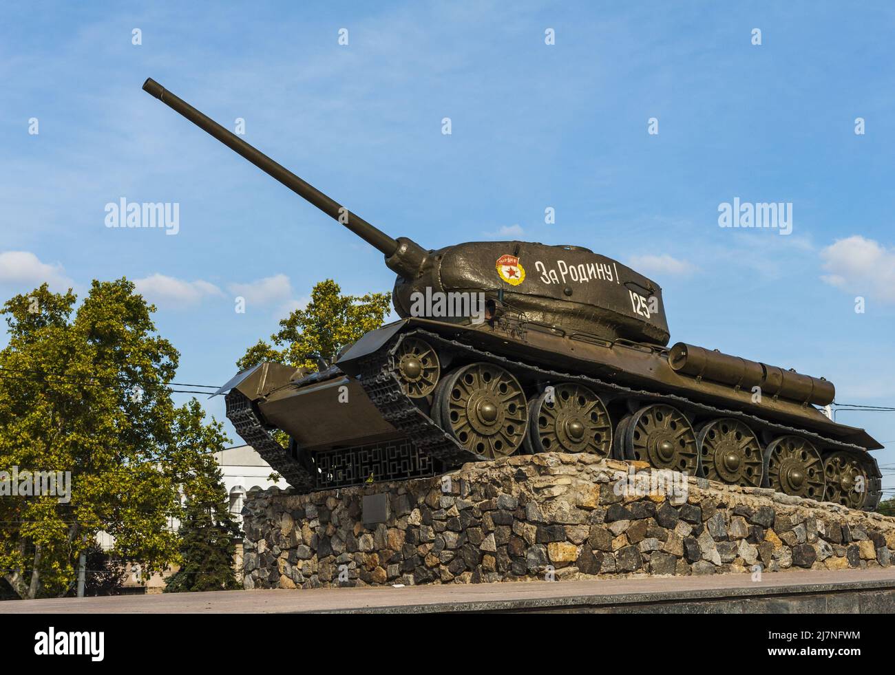 TIRASPOL, TRANSNISTRIEN – 16. OKTOBER 2015: T34 Panzerdenkmal zu Ehren des Sieges im Großen Vaterländischen Krieg in Tiraspol, der Hauptstadt des prorussischen Breakas Stockfoto