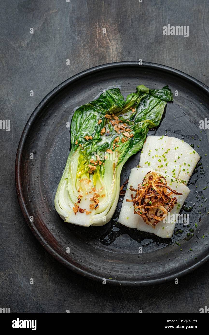 Leckeres gebratenes Heilbutt-Filet mit Bok Choi, Restaurantgericht, Draufsicht Stockfoto