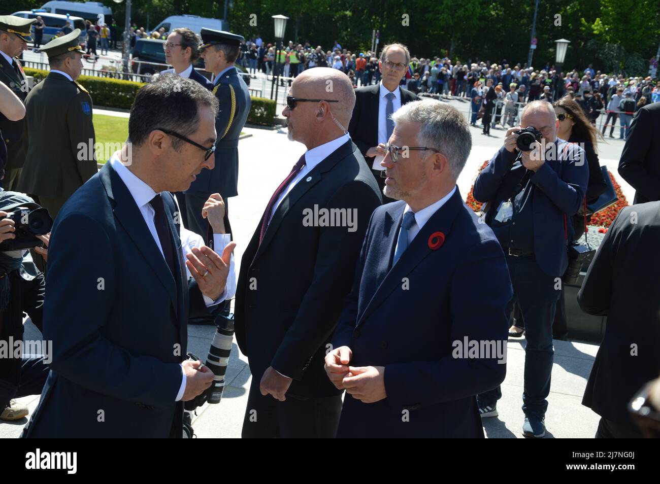 Minister Cem Özdemir und der ukrainische Botschafter Andrij Melnyk bei der Gedenkstätte für den sowjetischen Krieg in Tiergarten in Berlin, Deutschland - 8. Mai 2022. Stockfoto