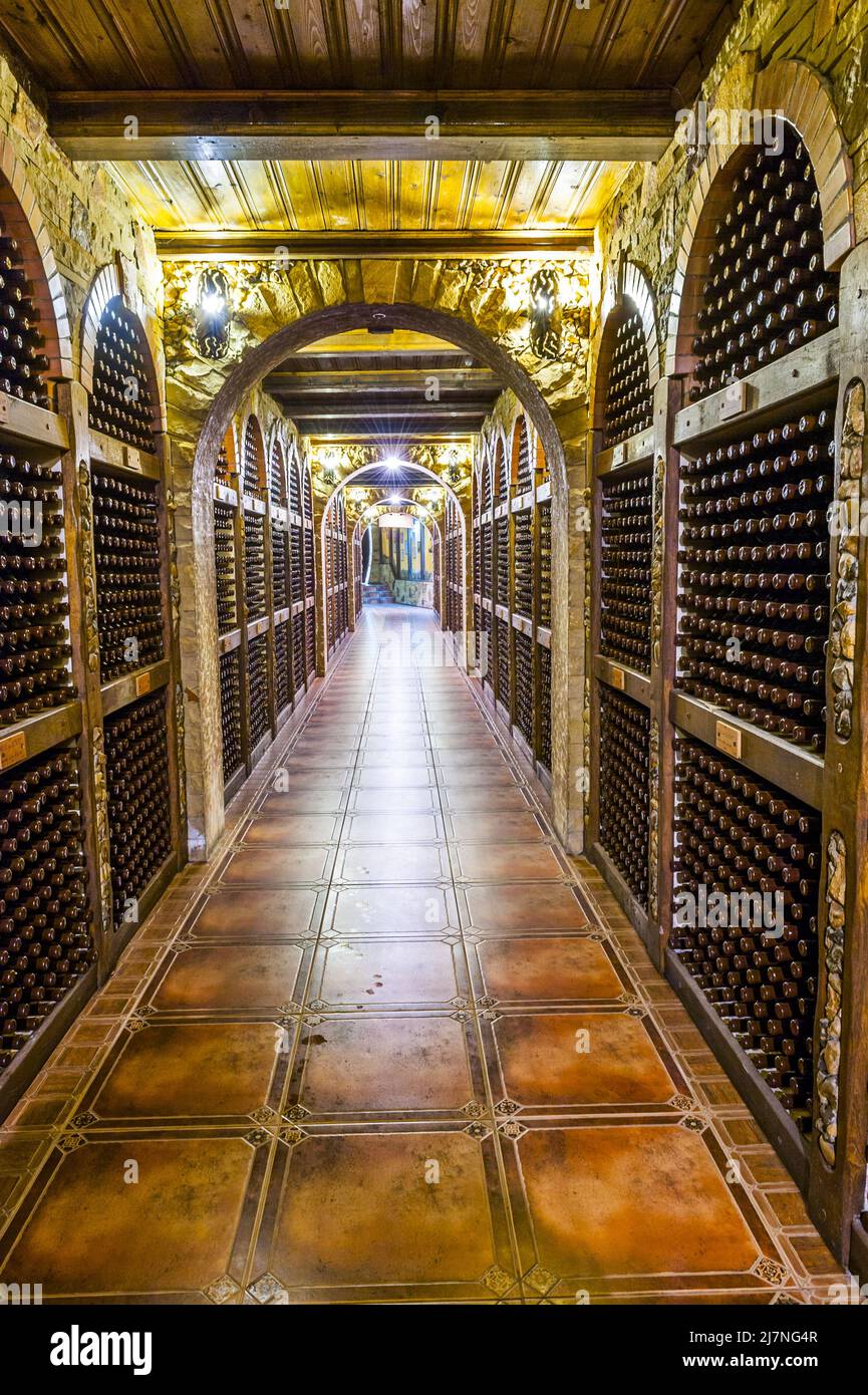 CHISINAU, MOLDAWIEN - 17. OKTOBER 2015: Große Weinkeller mit tausenden von Jahrgangsflaschen unter Chateau Cojusna. Stockfoto