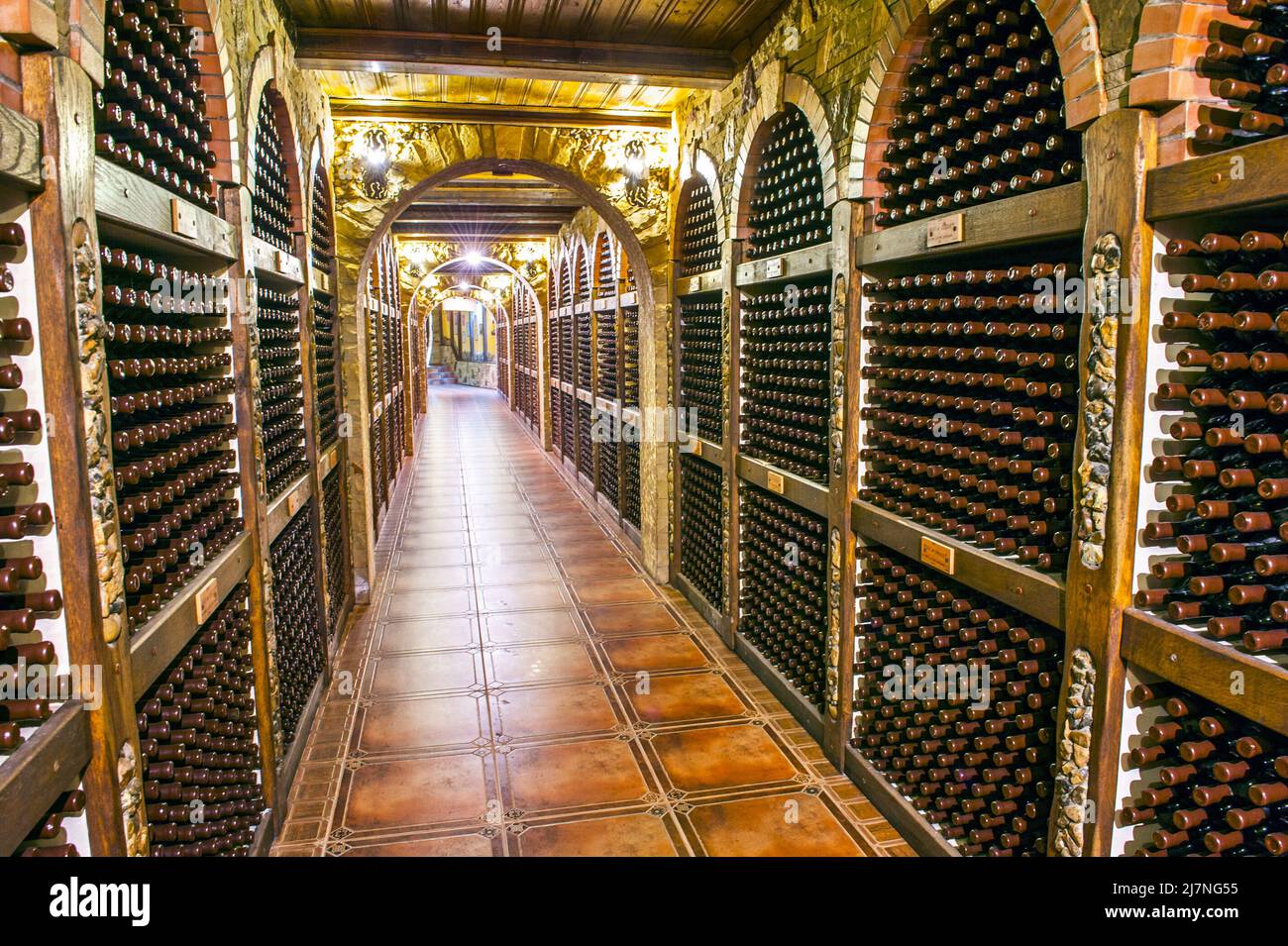 CHISINAU, MOLDAWIEN - 17. OKTOBER 2015: Große Weinkeller mit tausenden von Jahrgangsflaschen unter Chateau Cojusna. Stockfoto