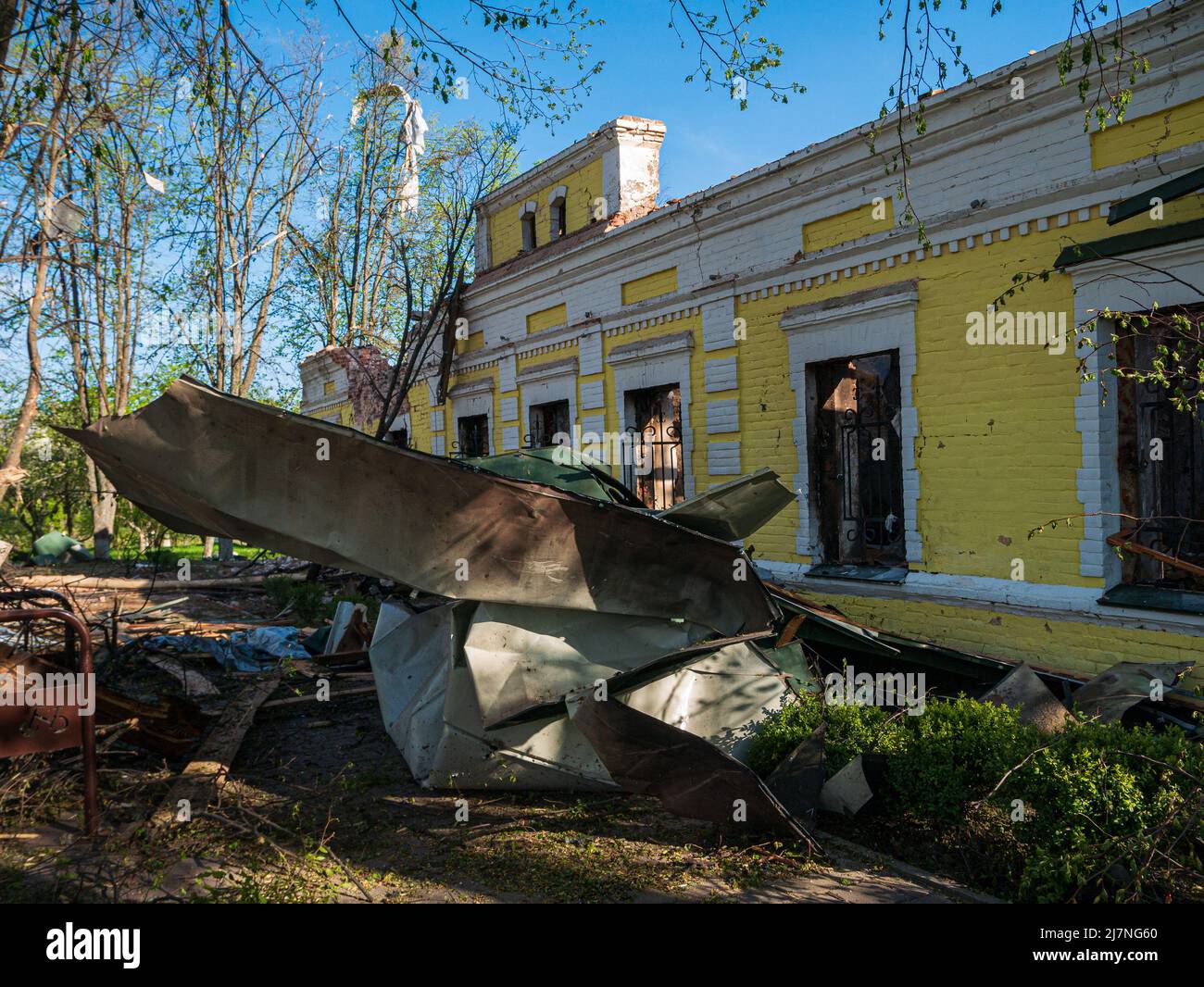 Region Charkiw, Skovorodinowka, Skovorodinivka, Ukraine - 05.09.2022: Riesige Haufen Metall verbrannt Fragmente Trümmer der russischen schrecklichen Bombe zerstört Stockfoto