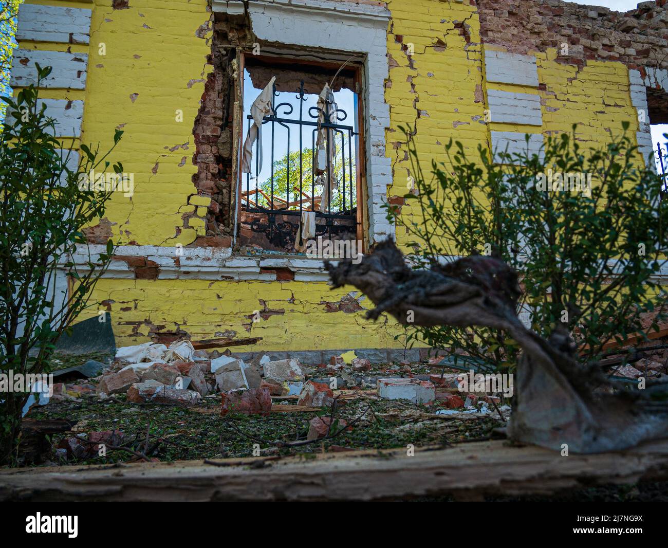 Region Charkiw, Skovorodinovka, Skovorodinivka, Ukraine - 05.09.2022: Ruinen des Zivilhauses beschädigten Ziegelgebäude in Charkow nach dem Bombenangriff Stockfoto