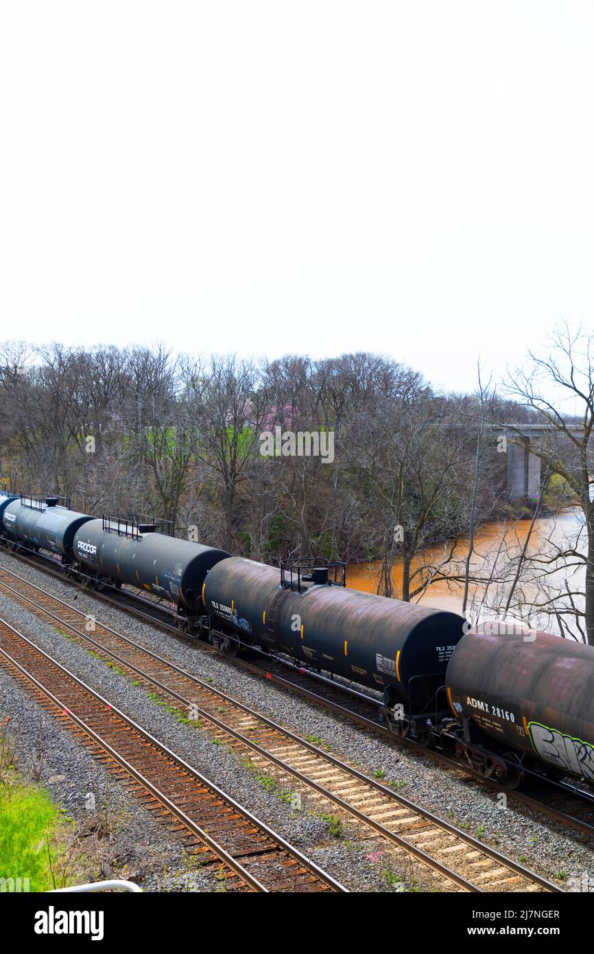 Güterzug mit Tankwagen. Hamilton, Ontario, Kanada Stockfoto