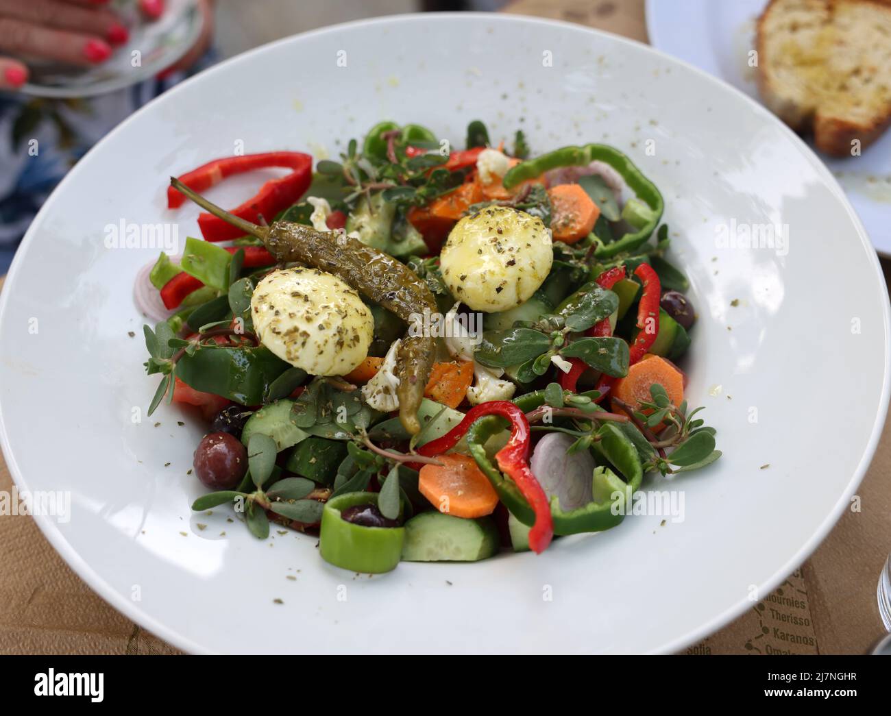 Griechischer Salat mit Käse. Typisch leckeres griechisches Mittagessen Stockfoto