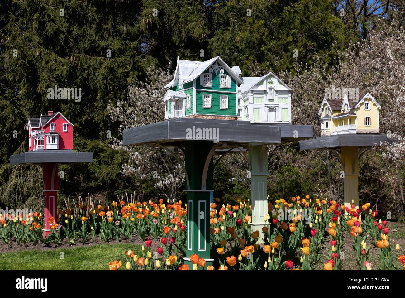 Vogelfutterhäuschen in Gärten Floral Showhouse. Niagara Falls, Ontario, Kanada. Stockfoto