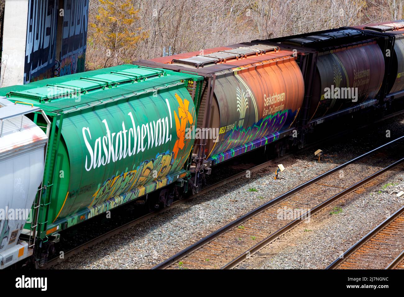 Güterzug mit Getreideeisenbahn-Autos. Hamilton, Ontario, Kanada Stockfoto