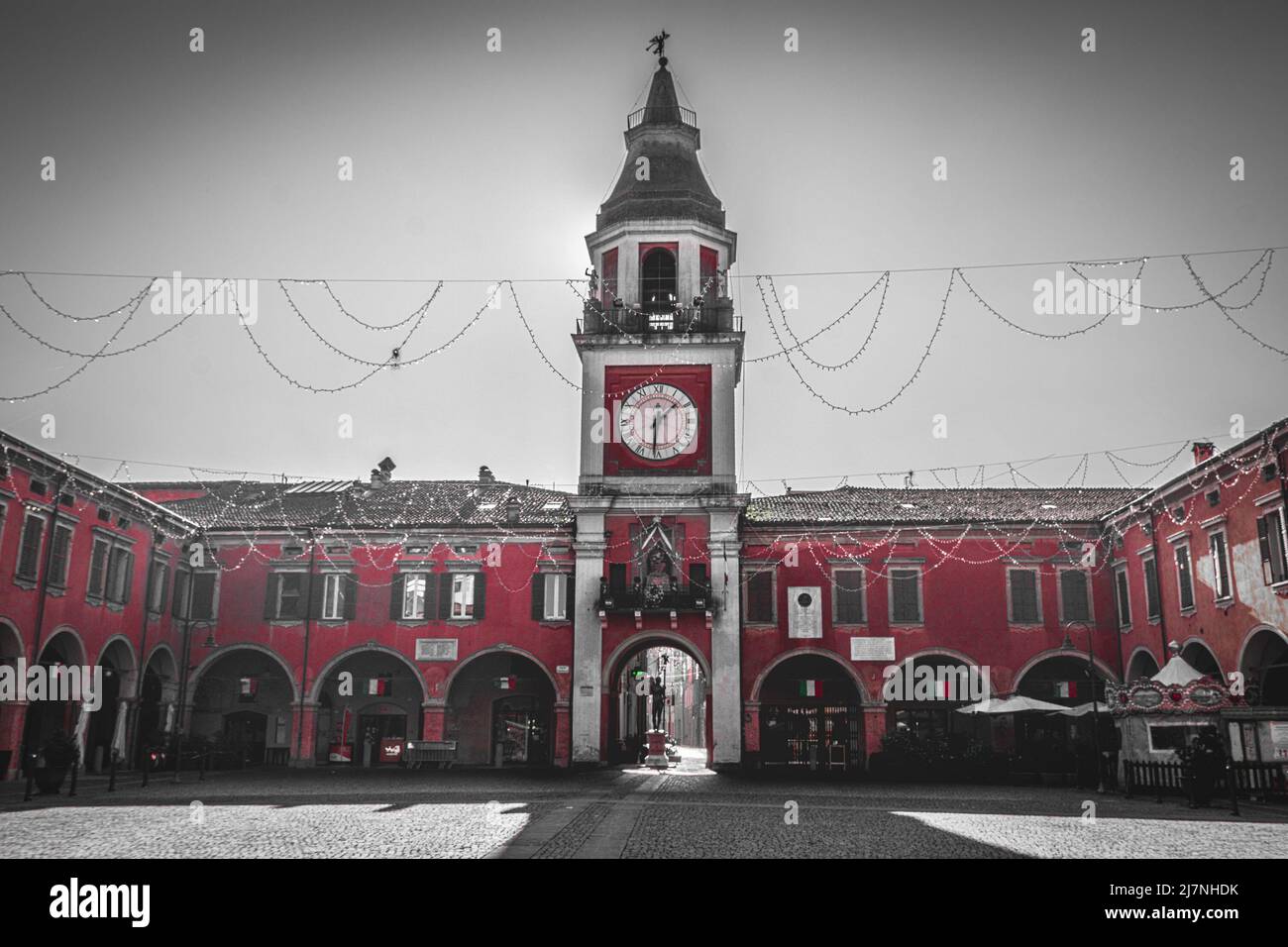 Sassuolo - Modena - Italien - Garibaldi Quadrat schwarz und weiß rot selektive Farbe Stockfoto