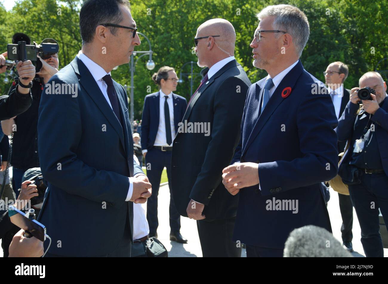 Minister für Ernährung und Landwirtschaft Cem Özdemir und Botschafter der Ukraine in Deutschland Andrij Melnyk am 8. Mai 2022 bei der Gedenkstätte für den sowjetischen Krieg im Tiergarten im Zentrum Berlins. Stockfoto