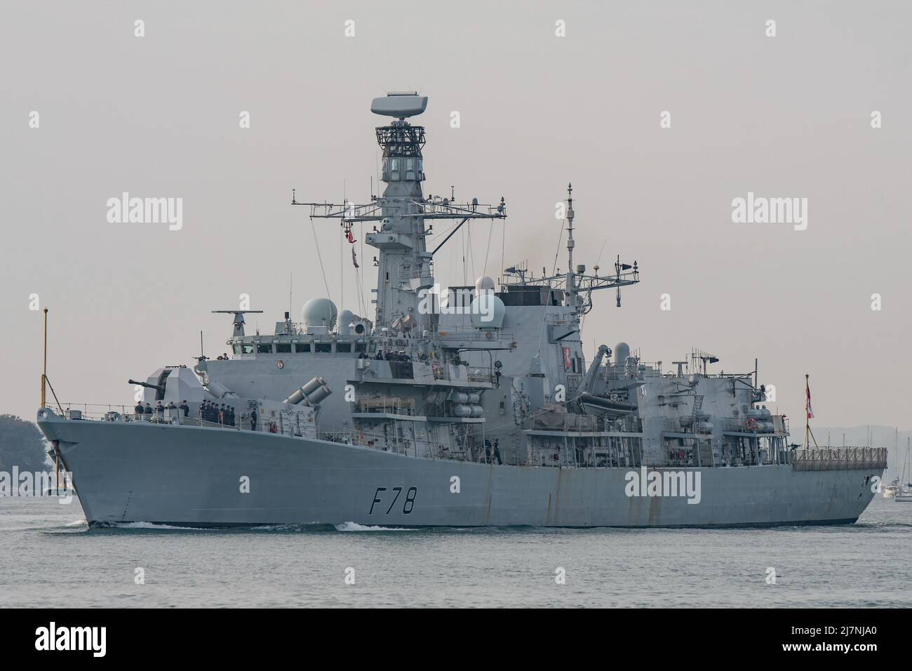Die Typ 23 (Duke-Klasse) Fregatte HMS Kent (F78) verlässt Portsmouth Harbour, Großbritannien, am Nachmittag des 9.. Mai 2022. Stockfoto