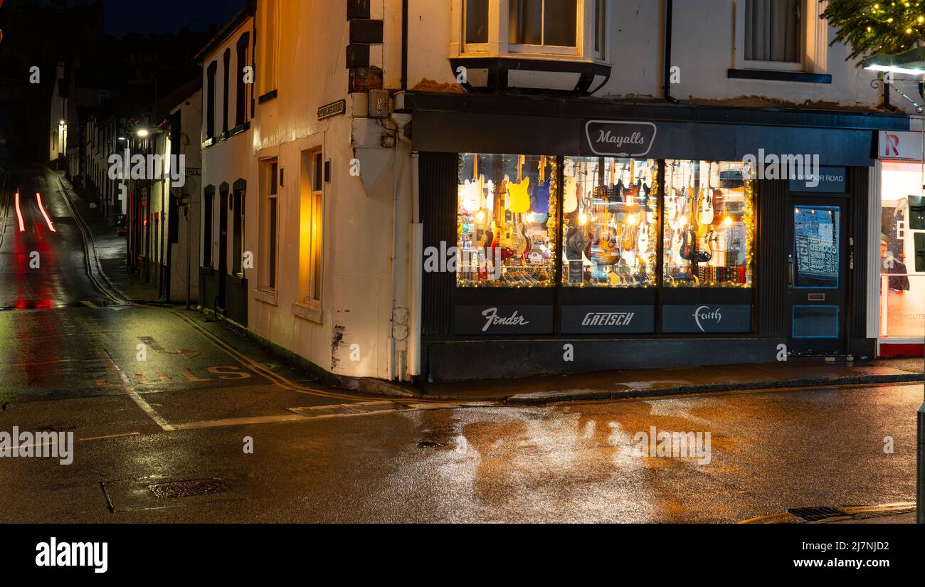 Mayalls Guitar Shop, 9 Bangor Road, Conwy, North Wales. Aufgenommen im Dezember 2021. Stockfoto