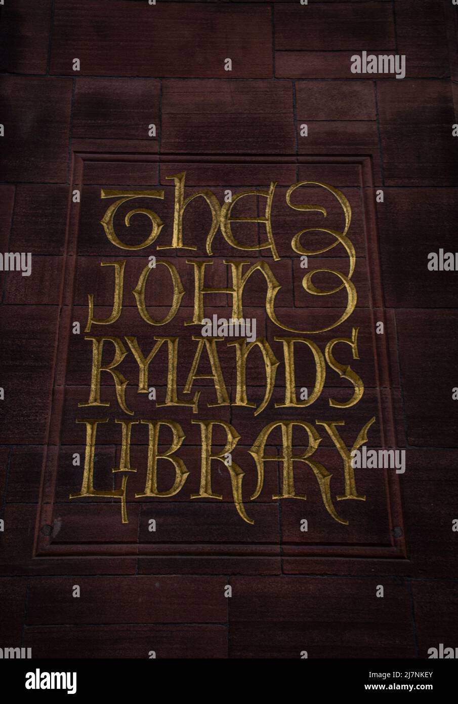 Schild mit der Aufschrift „The John Rylands Library“ in Deansgate, Manchester, Greater Manchester, Vereinigtes Königreich. Stockfoto