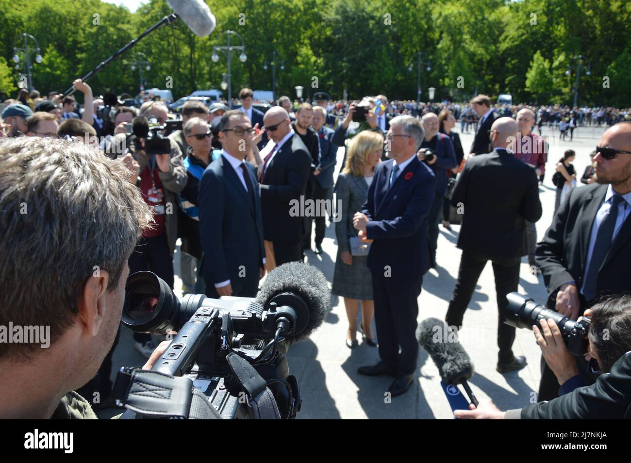Minister für Ernährung und Landwirtschaft Cem Özdemir und Botschafter der Ukraine in Deutschland Andrij Melnyk am 8. Mai 2022 bei der Gedenkstätte für den sowjetischen Krieg im Tiergarten im Zentrum Berlins. Stockfoto