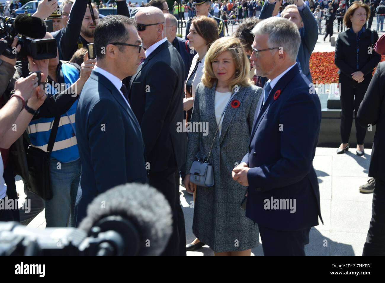Minister für Ernährung und Landwirtschaft Cem Özdemir und Botschafter der Ukraine in Deutschland Andrij Melnyk am 8. Mai 2022 bei der Gedenkstätte für den sowjetischen Krieg im Tiergarten im Zentrum Berlins. Stockfoto