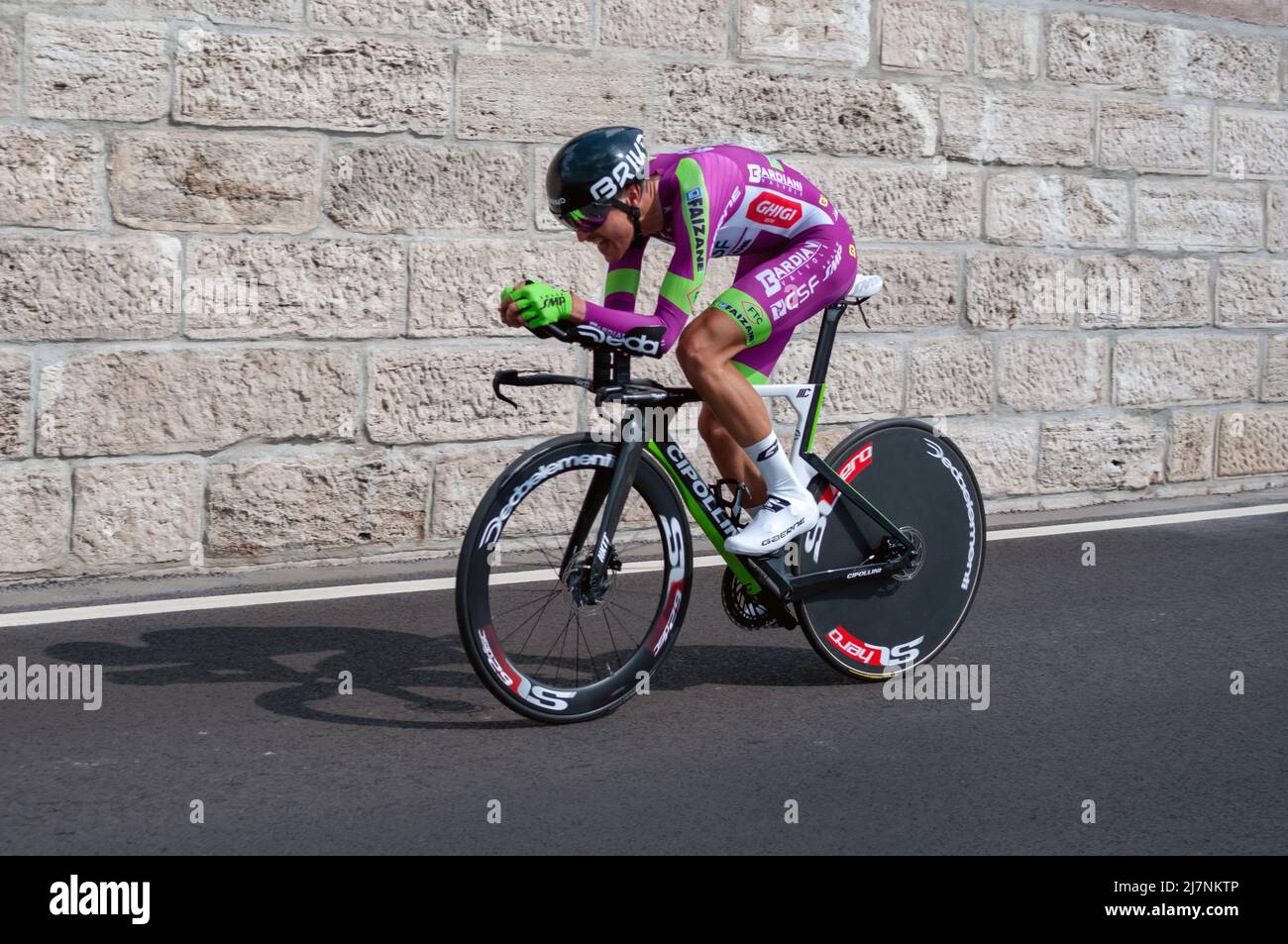 BUDAPEST, UNGARN - 07. MAI 2022: Profi-Radfahrer Luca Covili BARDIANI CSF FAIZANE' Giro D'Italia Etappe 2 Zeitfahren - Radrennen am 07. Mai 2022 Stockfoto
