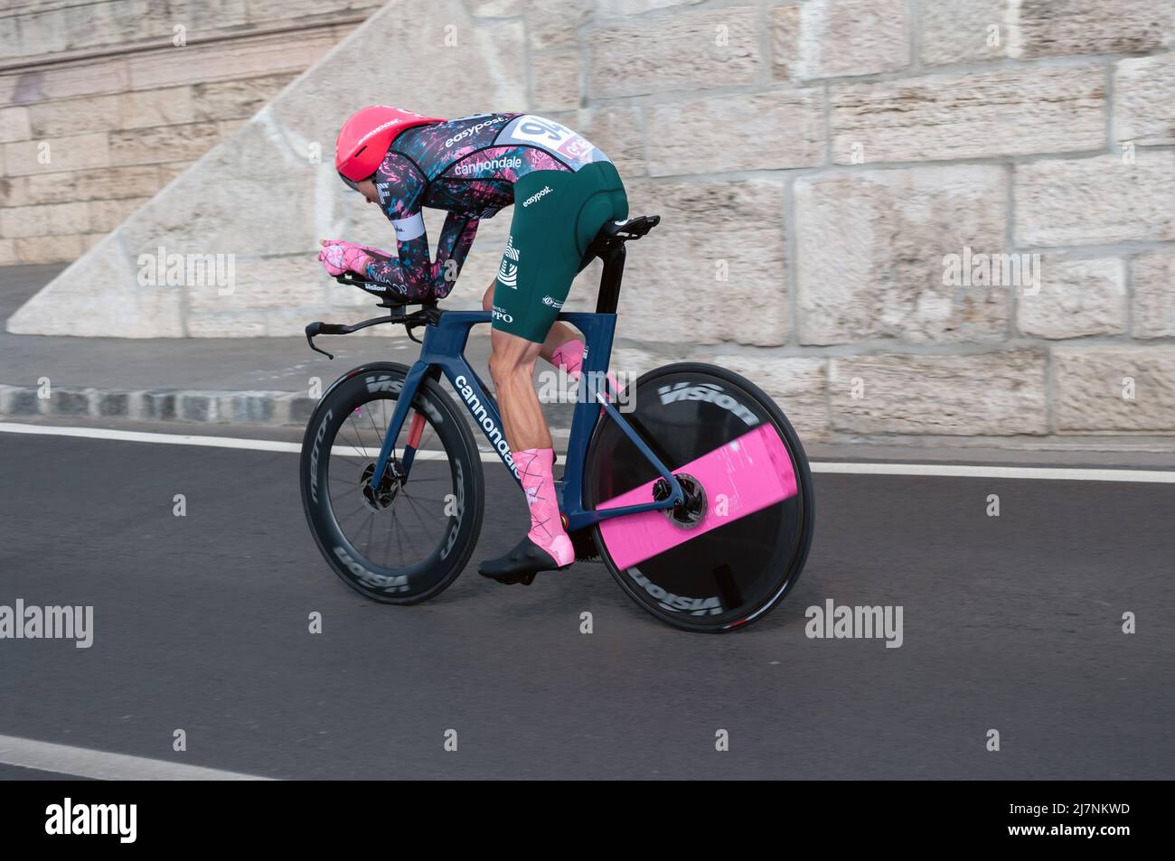 BUDAPEST, UNGARN - 07. MAI 2022: Profi-Radfahrer Simon Carr EF EDUCATION - EASYPOST Giro D'Italia Etappe 2 Zeitfahren - Radrennen am 07. Mai 202 Stockfoto