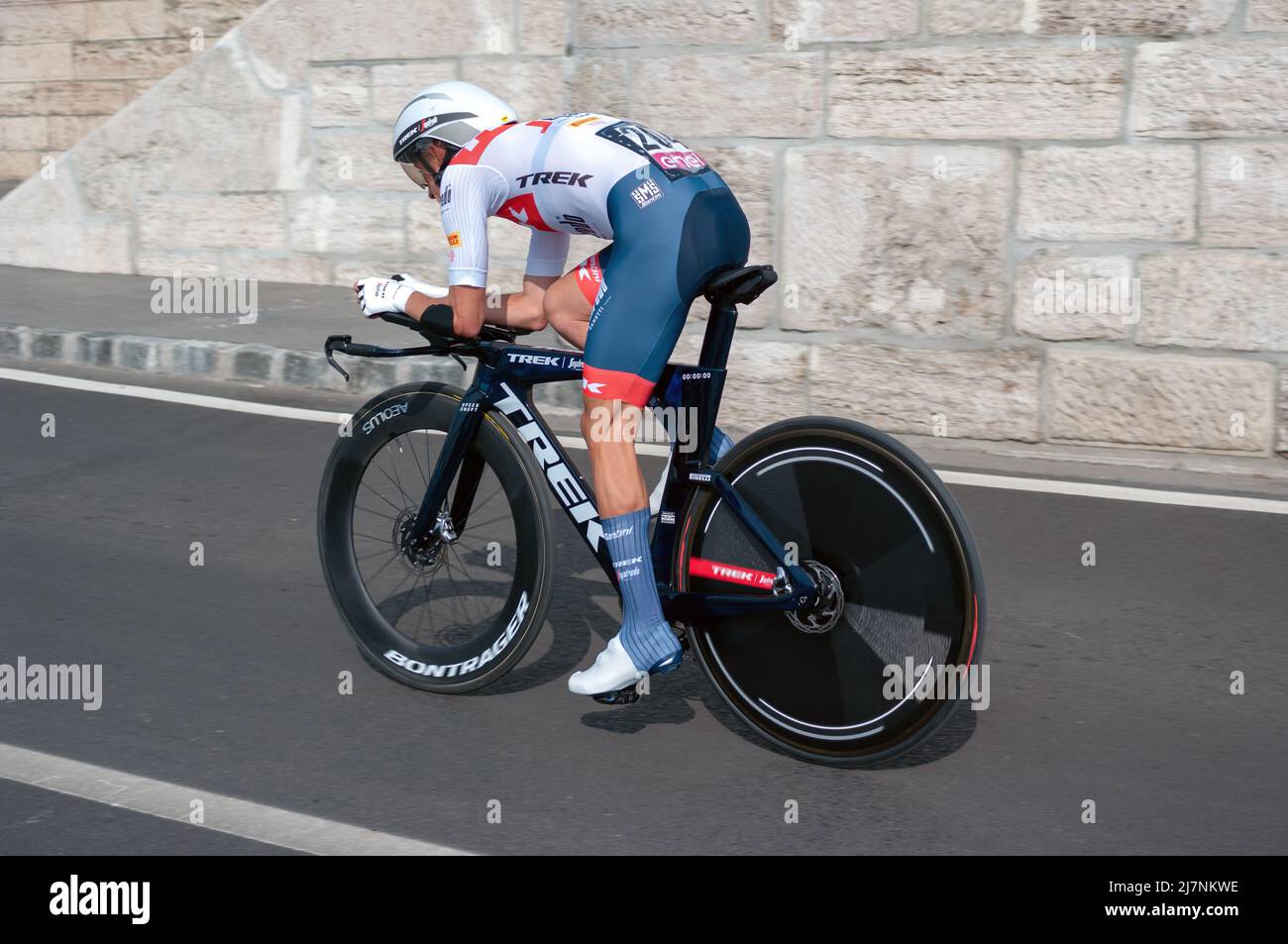 BUDAPEST, UNGARN - MAI 0- 7, 2022: Profi-Radfahrer Juan Pedro López TREK - SEGAFREDO Giro D'Italia Etappe 2 Zeitfahren - Radrennen am 07. Mai Stockfoto