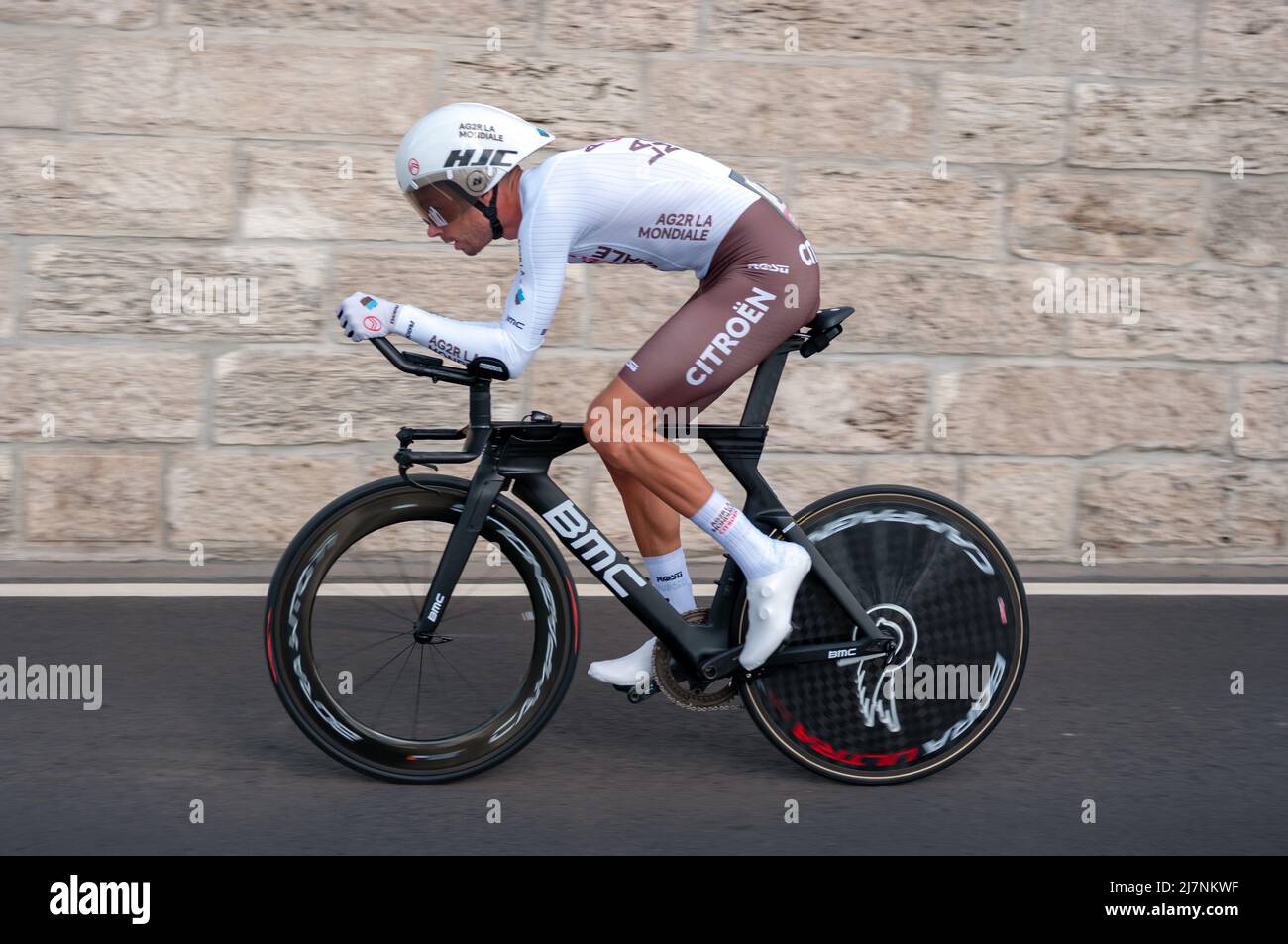 BUDAPEST, UNGARN - MAI 0- 7, 2022: Profi-Radfahrer Mickaël Cherel AG2R DAS TEAM VON CROEN Giro D'Italia führt Etappe 2 Zeitfahren - Radrennen am 07. Mai, Stockfoto