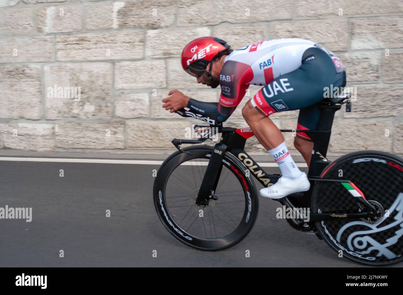 BUDAPEST, UNGARN - 07. MAI 2022: Profi-Radfahrer Fernando Gaviria UAE TEAM EMIRATES Giro D'Italia Etappe 2 Zeitfahren - Radrennen am 07. Mai 202 Stockfoto