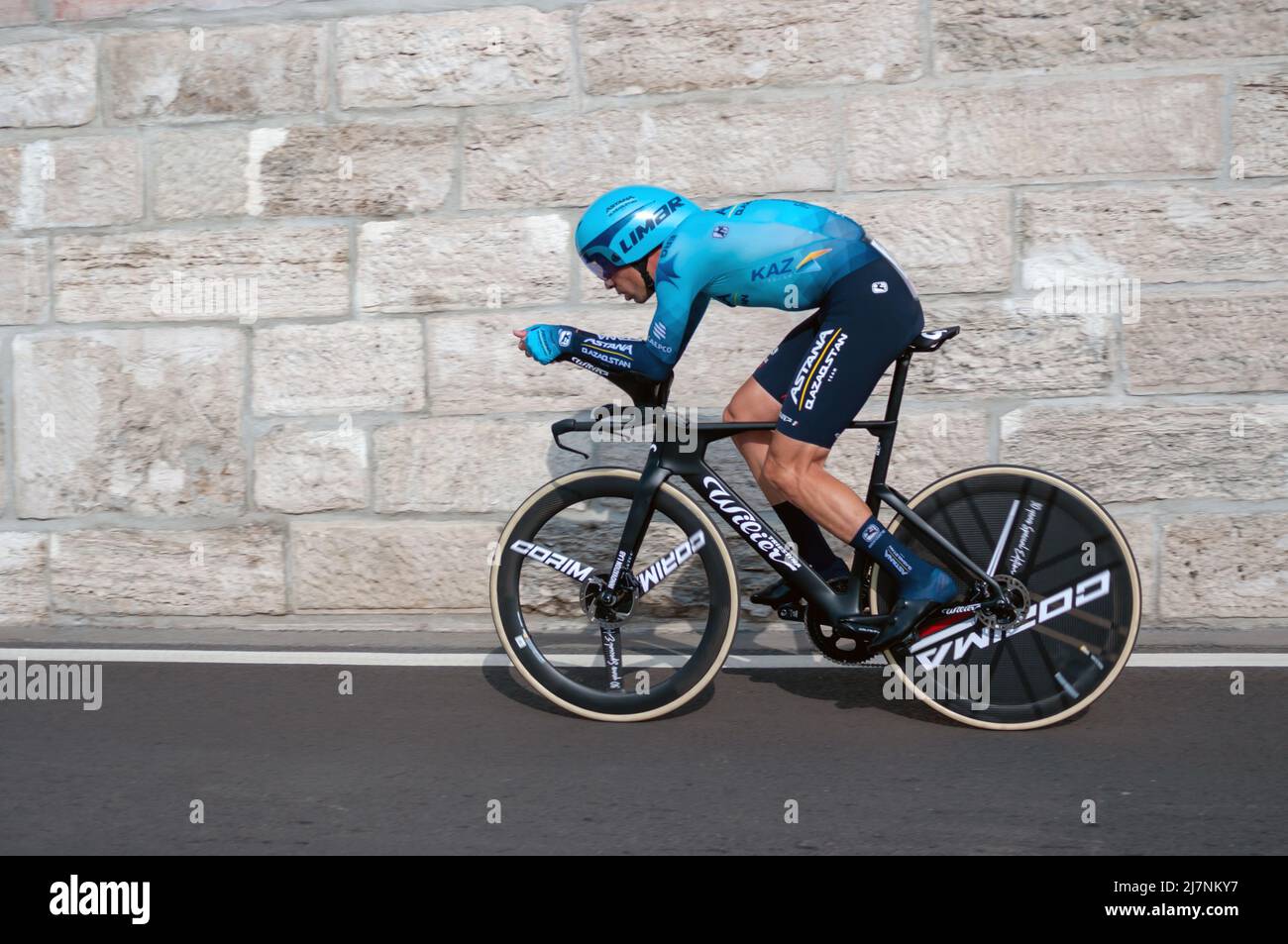 BUDAPEST, UNGARN - MAI 0- 7, 2022: Profi-Radfahrer Vincenzo Nibali ASTANA QAZAQSTAN TEAM Giro D'Italia Etappe 2 Zeitfahren - Radrennen auf Ma Stockfoto