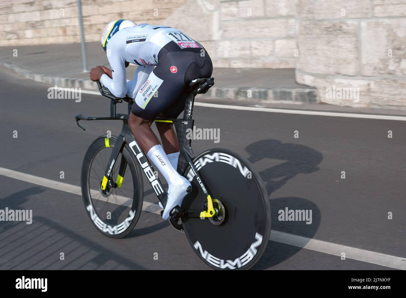 BUDAPEST, UNGARN - MAI 0- 7, 2022: Profi-Radfahrer Biniyam Ghirmay INTERMARCHÉ - WANTY - GOBERT MATÉR. Giro D'Italia Stage 2 Zeitfahren - Radsport com Stockfoto