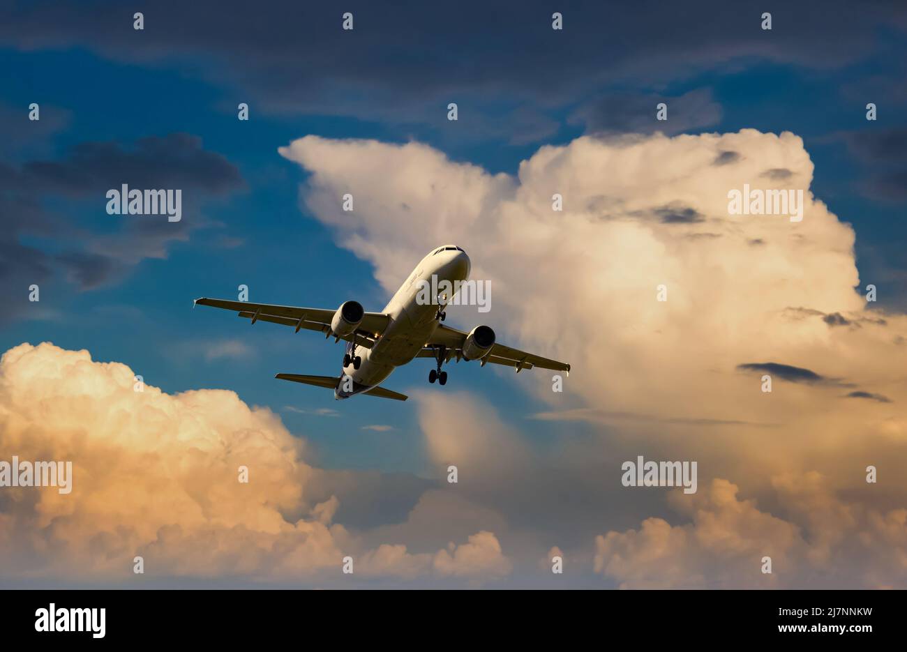 Passagierflugzeuge, die auf einem dramatischen Himmel Hintergrund fliegen. Stockfoto