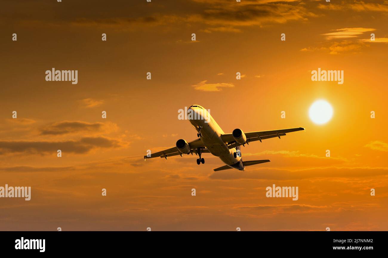 Passagierflugzeuge, die im Abendlicht unter den Wolken fliegen. Stockfoto
