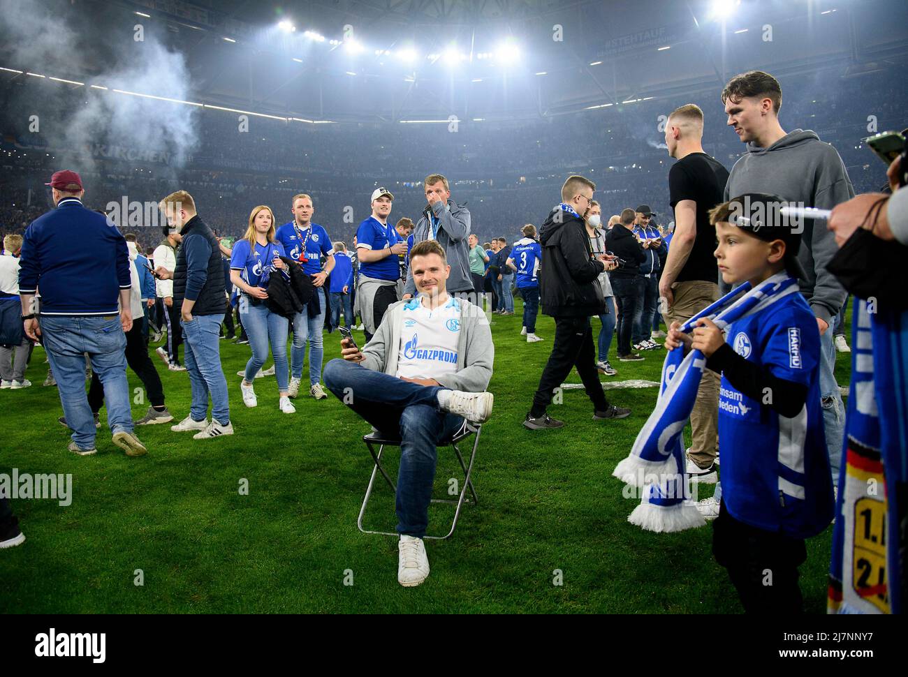 Gelsenkirchen, Deutschland. 07.. Mai 2022. Schalke Aufstieg, die Fans stürmen den Platz und feiern, Pitchsturm, ein Fan sitzt auf einem Stuhl mitten auf dem Platz Fußball 2. Bundesliga, Spieltag 33., FC Schalke 04 (GE) - FC St. Pauli Hamburg Hamburg 3:2, am 07.05.2022 in Gelsenkirchen. Die DFL-Bestimmungen von #verbieten die Verwendung von Fotos als Bildsequenzen und/oder quasi-Video # Â Credit: dpa/Alamy Live News Stockfoto