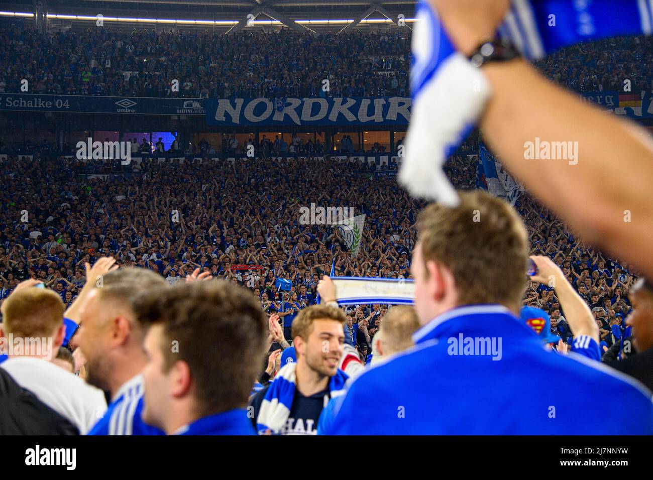 Gelsenkirchen, Deutschland. 07.. Mai 2022. Schalke steigen, die Fans stürmen das Spielfeld und feiern, Pitchsturm, im Hintergrund die Nordkurve Fantribünen, Fußball 2. Bundesliga, 33. Spieltag, FC Schalke 04 (GE) - FC St. Pauli Hamburg Hamburg 3: 2, am 05/07/2022 in Gelsenkirchen. Die DFL-Bestimmungen von #verbieten die Verwendung von Fotos als Bildsequenzen und/oder quasi-Video # Â Credit: dpa/Alamy Live News Stockfoto