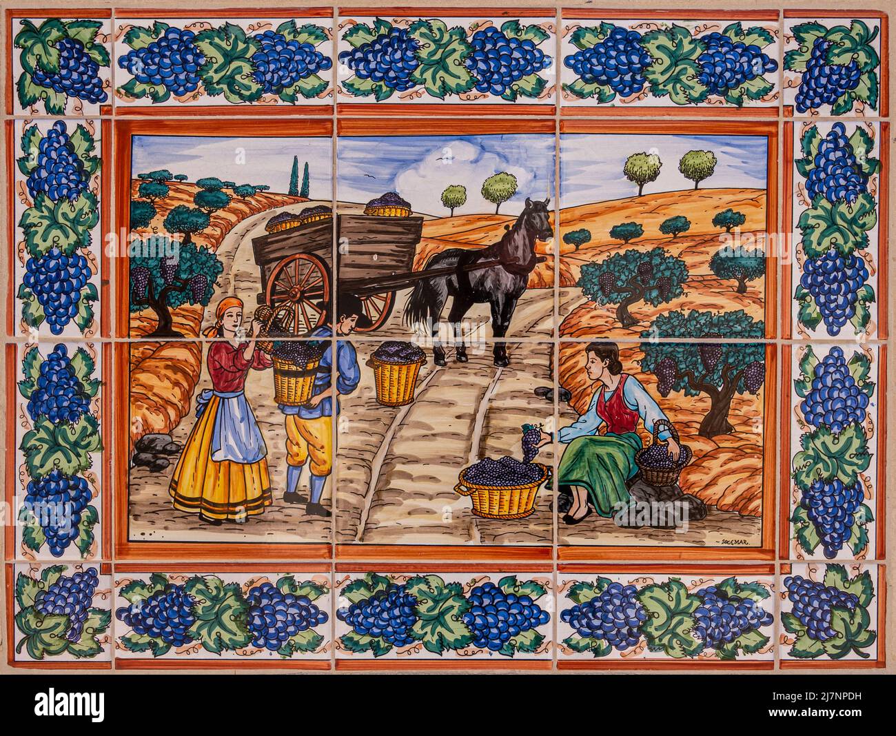 Temecula, CA, USA - 12. April 2022: Europa Village. Wandfliesen Malerei, Phase 2/6 der Weinherstellung. Warme Farben mit 3 Figuren und Pferdezug Stockfoto